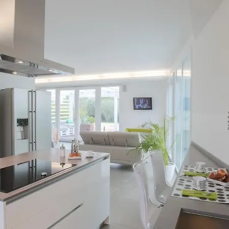 Lisa 8, Emma וילה רימיני